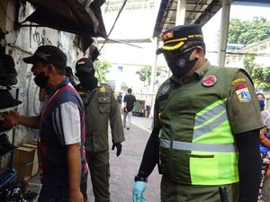 Satpol PP Urai Keramaian di Tanah Abang H-2 Lebaran