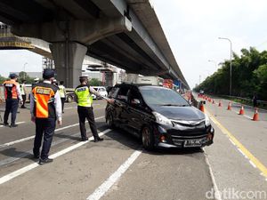 Kendaraan Mengular di GT Cikarang Barat, Ratusan Mobil Diminta Putar Balik Kendaraan Mengular di GT Cikarang Barat, Ratusan Mobil Diminta Putar Balik