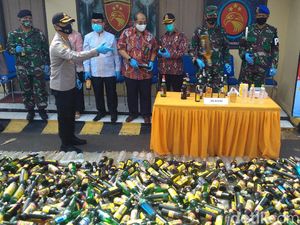 Jelang Lebaran, Polresta Cirebon Musnahkan 10 Ribu Botol Miras