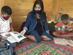 Guru di Mamasa Sulbar Datangi Rumah Murid untuk Mengajar Saat Corona