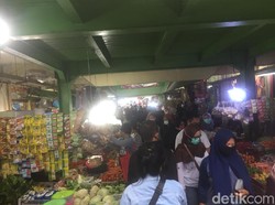Pasar Kramat Jati Ramai Jelang Lebaran, Warga Berdesak-desakan