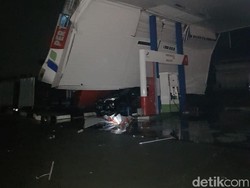 Atap SPBU di Cilegon Ambruk Usai Diterjang Angin Kencang