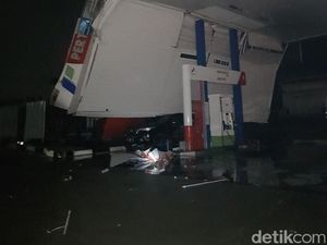 Atap SPBU di Cilegon Ambruk Usai Diterjang Angin Kencang Atap SPBU di Cilegon Ambruk Usai Diterjang Angin Kencang