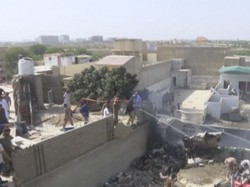 Pesawat Berpenumpang Seratusan Orang Jatuh di Permukiman Pakistan