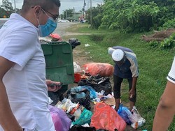 Menyayat Hati, Viral Pria Tua Mengais Sampah Cari Makan untuk Buka Puasa