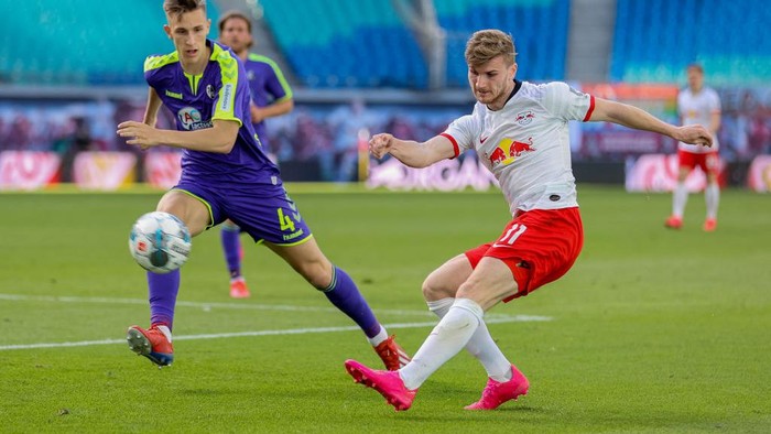 LEIPZIG, GERMANY - MAY 16: Timo Werner of RB Leipzig shoots past Nico Schlotterbeck of Sport-Club Freiburg during the Bundesliga match between RB Leipzig and Sport-Club Freiburg at Red Bull Arena on May 16, 2020 in Leipzig, Germany. The Bundesliga and Second Bundesliga is the first professional league to resume the season after the nationwide lockdown due to the ongoing Coronavirus (COVID-19) pandemic. All matches until the end of the season will be played behind closed doors. (Photo by Jan Woitas/Pool via Getty Images)