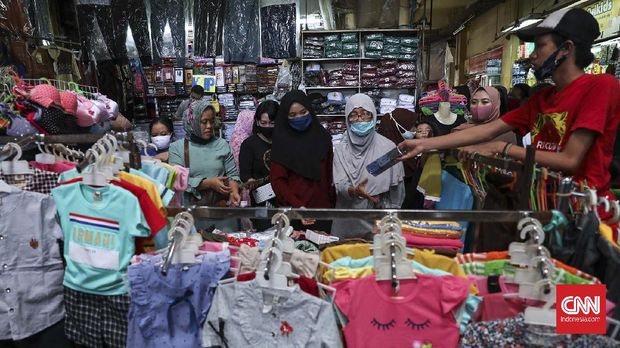 Warga berbelanja di Pasar Kebayoran Lama, Jakarta, Jumat, 22 Mei 2020. Dua hari menjelang Idul Fitri, sejumlah pasar yang ada di ibukota Jakarta dipenuhi warga untuk mencari kebutuhan sandang dan pangan. CNNIndonesia/Safir Makki