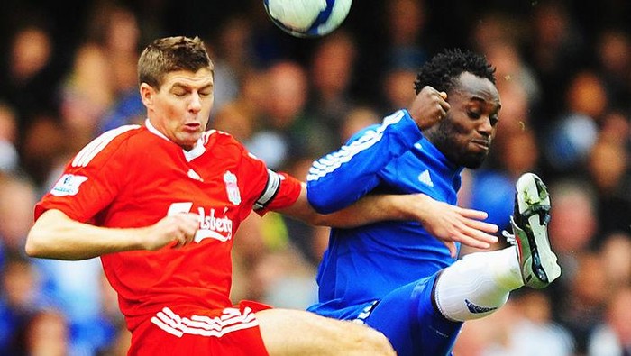 LONDON - OCTOBER 04:  Michael Essien of Chelsea  battles with Steven Gerrard of Liverpool during the Barclays Premier League match between Chelsea and Liverpool at Stamford Bridge on October 4, 2009 in London, England.  (Photo by Mike Hewitt/Getty Images)