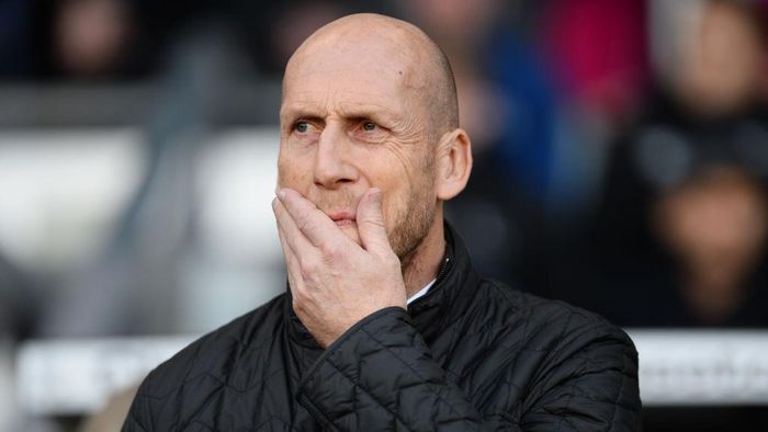 Jaap Stam DERBY, ENGLAND - NOVEMBER 04: Jaap Stam manager of Reading looks on during the Sky Bet Championship match between Derby County and Reading at iPro Stadium on November 4, 2017 in Derby, England. (Photo by Nathan Stirk/Getty Images)