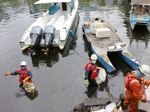 Dibersihkan Pertamina, Ini Penyebab Tumpahan Minyak di Pantai Makassar