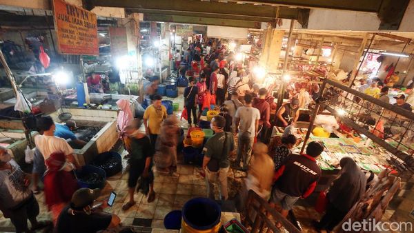 H-2 Lebaran, Warga Ramai-ramai Berbelanja di Pasar Pondok Gede