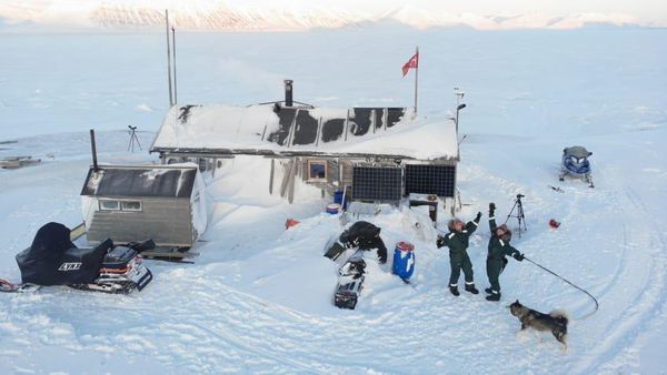 Foto-foto 2 Penjelajah yang Ke-lockdown di Kutub Utara