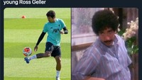 Masa lockdown bikin Firmino tampaknya kesulitan menata rambut yang kini dibiarkan tumbuh lebat. Ada yang memiripkannya dengan Ross Geller muda di serial sitkom Friends. (Foto: screenshot Internet/Twitter)