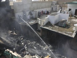 Pesawat Pakistan Angkut 107 Orang Jatuh, 2 Orang Dikabarkan Selamat