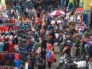 Ingar Bingar di Pasar Meski Ada Pembatasan Sosial Berskala Besar Ingar Bingar di Pasar Meski Ada Pembatasan Sosial Berskala Besar