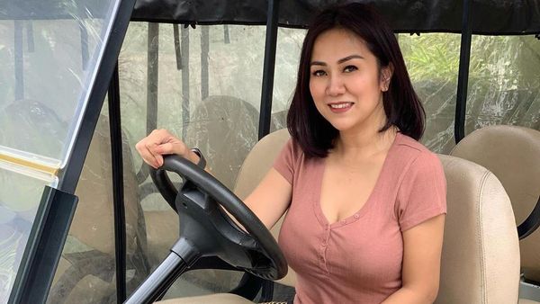 Sisi Lain Tante Erni: Montir Cantik di Balik Kemudi