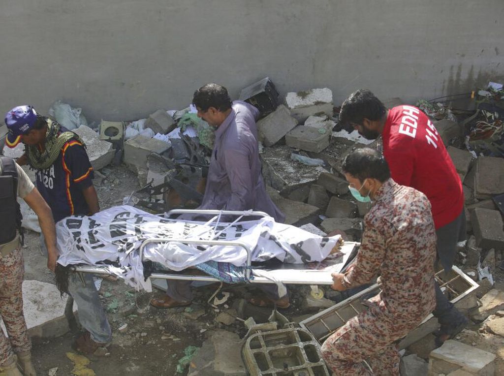 Video Penampakan Pesawat Jatuh di Permukiman Karachi, Tinggal Puing Video Penampakan Pesawat Jatuh di Permukiman Karachi, Tinggal Puing