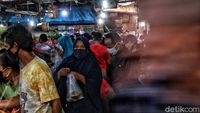 Warga Berburu Keperluan Lebaran di Pasar Rawa Badak