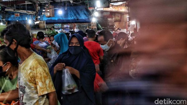 Warga Berburu Keperluan Lebaran di Pasar Rawa Badak