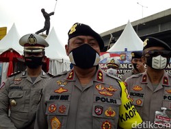 Polisi: Penumpang Travel Diturunkan di GT Cikarang Barat Bisa Lanjut Mudik