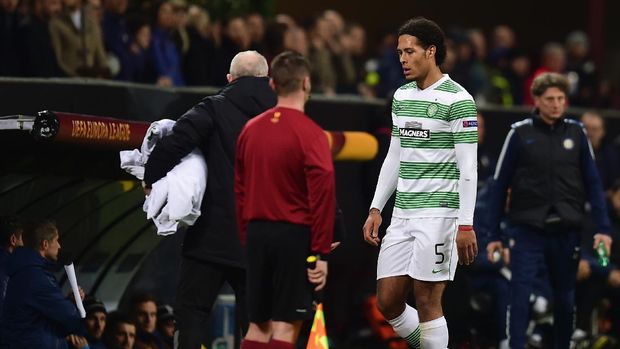 Momen saat Virgil van Dijk diganjar kartu merah saat melawan Inter Milan. (Photo by Jamie McDonald/Getty Images)
