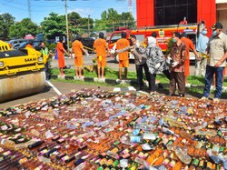 Jelang Lebaran, Polres Bogor Musnahkan 14 Ribu Botol Miras-Ungkap Prostitusi