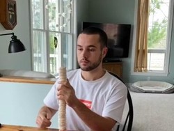 Sultan! Pria Ini Jadikan Oreo Supreme Mainan hingga Menginjaknya