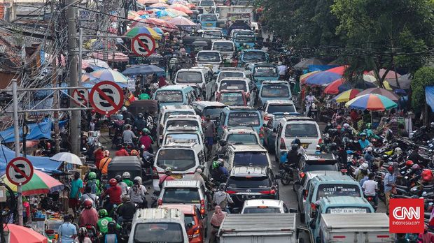 Kepadatan kendaraan dan mobilitas warga di kawasan Pasar Kebayoran Lama, Jakarta, Jumat, 22 Mei 2020. Dua hari menjelang Idul Fitri, sejumlah pasar yang ada di ibukota Jakarta dipenuhi warga untuk mencari kebutuhan sandang dan pangan. CNNIndonesia/Safir Makki