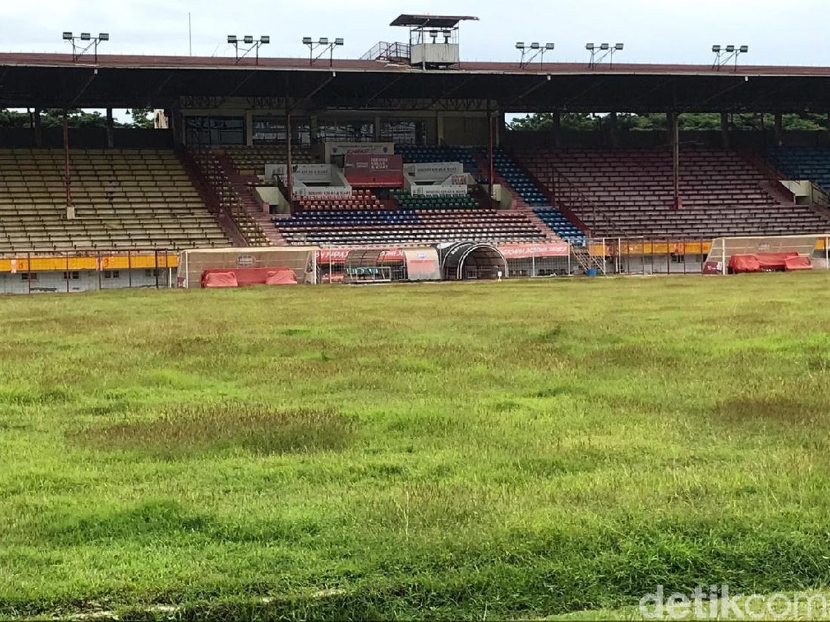 Kondisi lapangan Stadion Andi Mattalatta yang tak terawat. (Foto: detikcom/Ibnu Munsir)