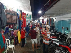 Pasar Kota Probolinggo Ramai Jelang Lebaran, Physical Distancing Tetap Terjaga