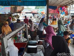 Mau Lebaran, Pasar di Gunung Sindur Ramai Orang Belanja