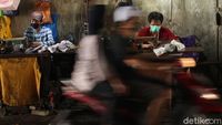 Omzet Tipis Penjahit Jalanan Jelang Lebaran