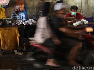 Omzet Tipis Penjahit Jalanan Jelang Lebaran Omzet Tipis Penjahit Jalanan Jelang Lebaran