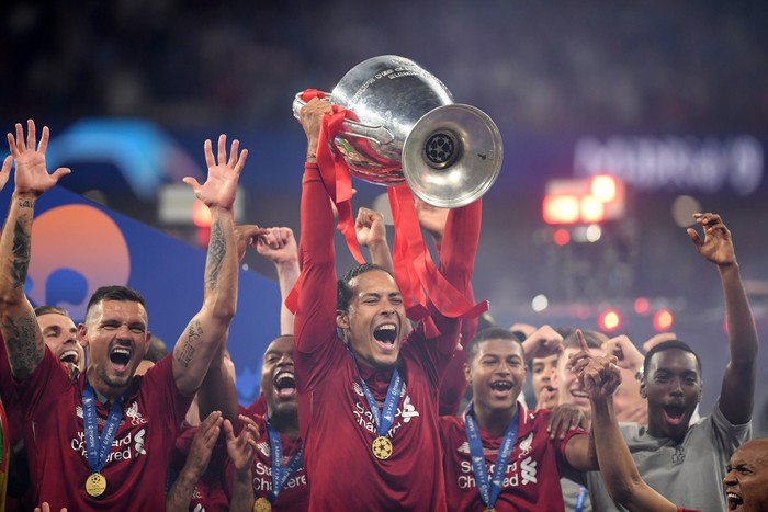 MADRID, SPAIN - JUNE 01: Virgil van Dijk of Liverpool lifts the Champions League Trophy following the UEFA Champions League Final between Tottenham Hotspur and Liverpool at Estadio Wanda Metropolitano on June 01, 2019 in Madrid, Spain. (Photo by Matthias Hangst/Getty Images)