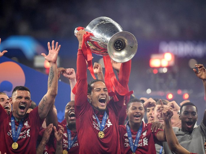 MADRID, SPAIN - JUNE 01: Virgil van Dijk of Liverpool lifts the Champions League Trophy following the UEFA Champions League Final between Tottenham Hotspur and Liverpool at Estadio Wanda Metropolitano on June 01, 2019 in Madrid, Spain. (Photo by Matthias Hangst/Getty Images)