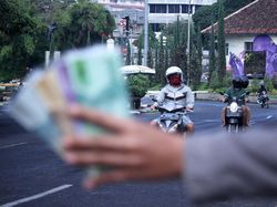 Hukum Jual Beli Uang Baru Jelang Lebaran, Halal atau Riba?