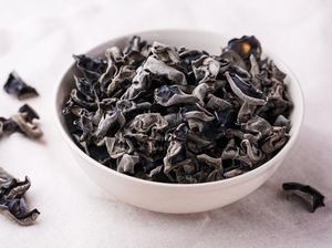 Wanita Ini Tewas Usai Makan Jamur Kuping Hitam yang Direndam Semalaman Wanita Ini Tewas Usai Makan Jamur Kuping Hitam yang Direndam Semalaman