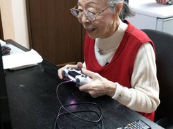 Nenek Ini Dinobatkan Jadi YouTuber Game Tertua di Dunia