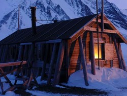 2 Penjelajah Wanita Kena Lockdown di Arktik