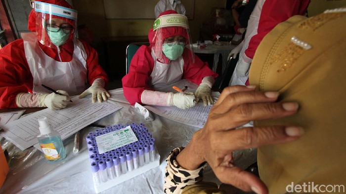 Pemkot Solo Gelar Rapid Test di Mall dan Pasar Tradisional Pemkot Solo melakukan Rapid test Corona. Rapid tes dilakukan di pasar Modern Luwes Gading dan Pasar Ayam Silir, Surakarta.