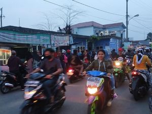 Masih Banyak Warga Bogor Berkerumun Cari Takjil saat Corona