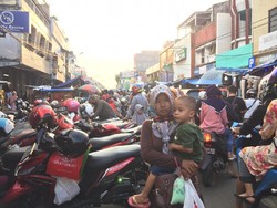 Warga Berkerumun Padati Kawasan PKL Royal Serang, Banten