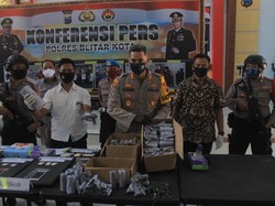 Dua Buruh di Blitar Tertangkap Tangan Menjual Bubuk Petasan