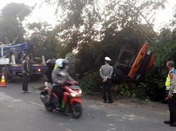 Diduga Rem Blong, Truk Bermuatan Bata Seruduk Rumah Warga di Sukabumi