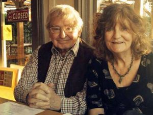 Romantis Banget! Aktor Ini Tulis Puisi untuk Istrinya Selama 25 Tahun