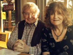 Romantis Banget! Aktor Ini Tulis Puisi untuk Istrinya Selama 25 Tahun