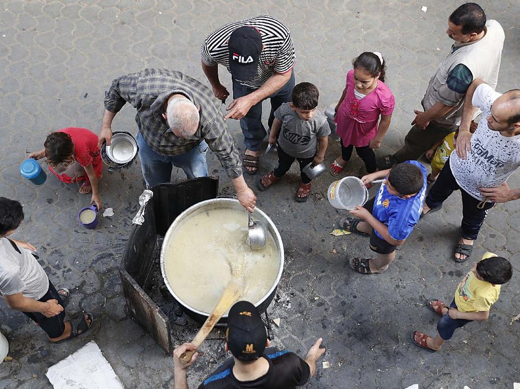 Berbagi Bubur Gandum untuk Warga Miskin Gaza Berbagi Bubur Gandum untuk Warga Miskin Gaza