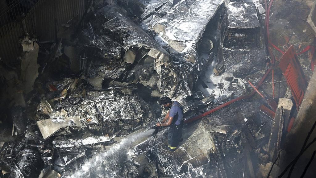Foto: Pesawat Berpenumpang Jatuh di Permukiman Pakistan