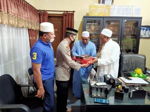 Video: Cekcok Habib Umar dan Petugas PSBB Surabaya Berakhir Damai Video: Cekcok Habib Umar dan Petugas PSBB Surabaya Berakhir Damai