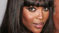 Model Kontroversial Naomi Campbell Genap 50 Tahun, Wajahnya Awet Muda